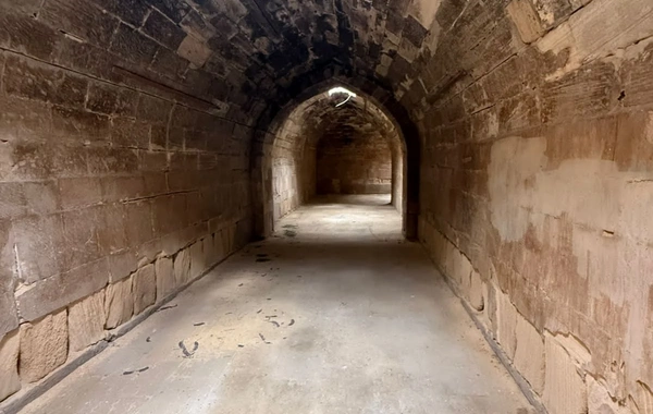 Qaradağda tarixi karvansaraya qanunsuz müdaxilənin qarşısı alınıb, araşdırma aparılır