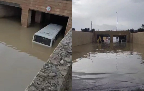 Bakıda sərnişin avtobusu suyun içində qaldı - Sərnişinlər kəndirlə xilas edildi