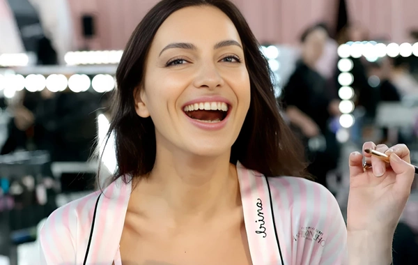 За кулисами шоу Victoria's Secret: как Ирина Шейк, Адриана Лима готовились к выходу на подиум