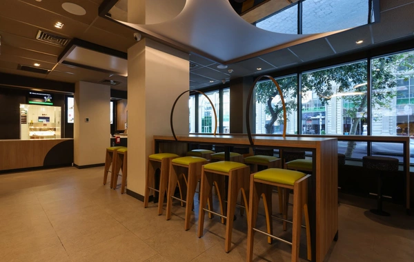 Yeni "McDonald"s" restoranı "Port Baku Mall"un qarşısında fəaliyyətə başlayıb