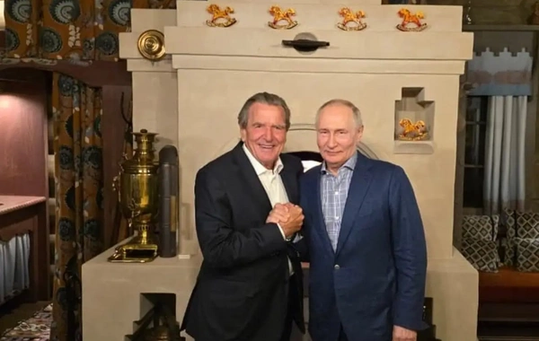 Kreml Putinlə Şröderin ad günü fotolarını yayımladı