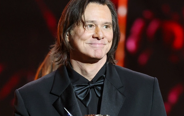 Nüfuzlu mükafata layiq görülən Cim Kerri zarafatı ilə gündəm oldu