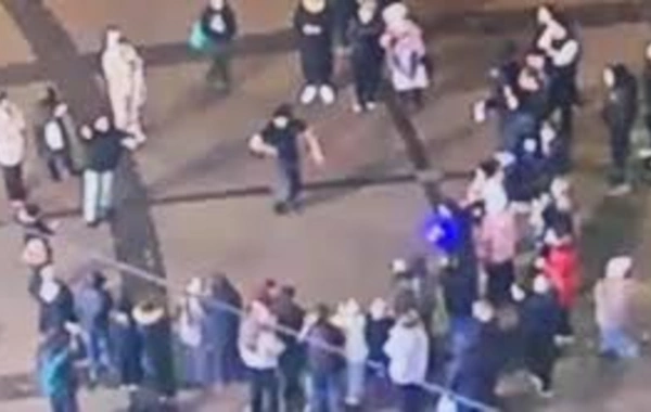 Rusiyada miqrant əlinə silah alıb küçədə rəqs etdi