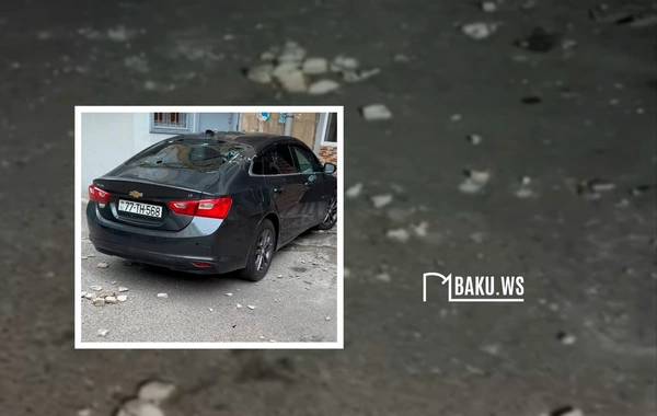 В Баку с жилого дома обрушились камни и повредили автомобиль