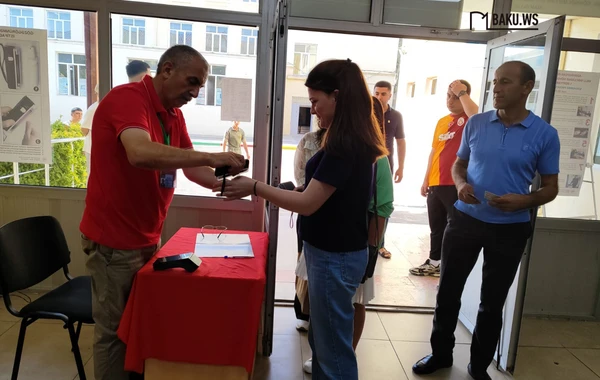 BAKU.WS-in çəkiliş qrupu seçki məntəqəsində olub