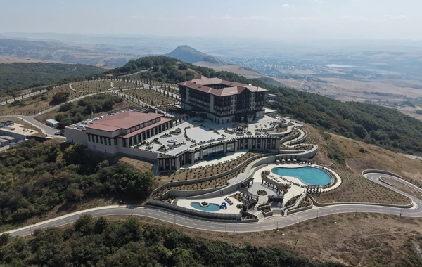 İlham Əliyev Şamaxıda "Meysari Grand Hotel & SPA" kompleksinin açılışını edib