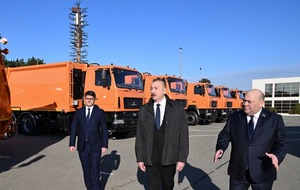 Prezident İlham Əliyev Bakıda məişət tullantıları daşıyan texnikalarla tanış olub
