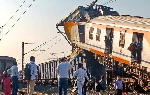 Hindistanda yük və sərnişin qatarı toqquşub