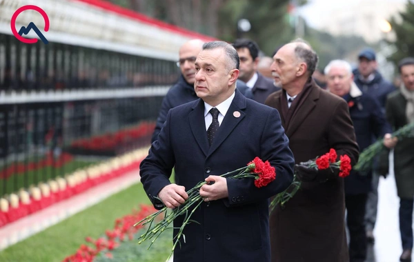 Rəsmilər Şəhidlər xiyabanında