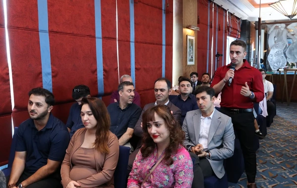 Fuad Muradov Vyetnama səfər edib, Azərbaycan icması ilə görüşüb