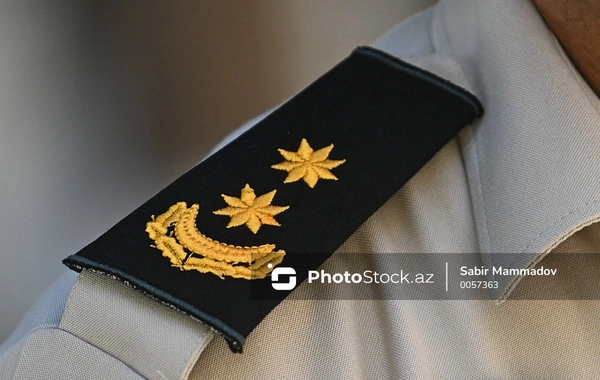 Görüşlərə hərbi formada gələn məmurun fırıldağı