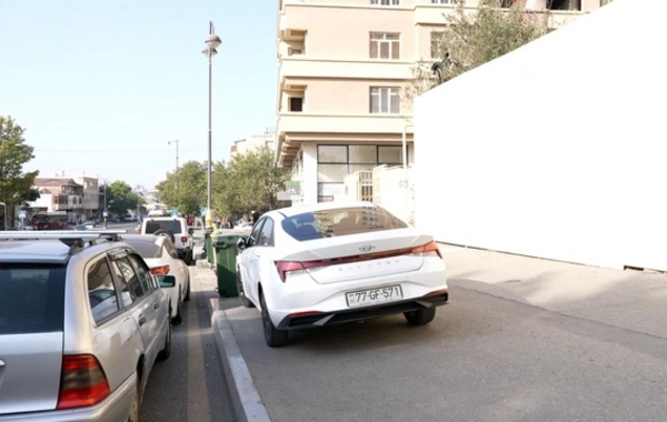 DİN səkilərdə avtomobillərini park edən sürücülərə müraciət ünvanlayıb
