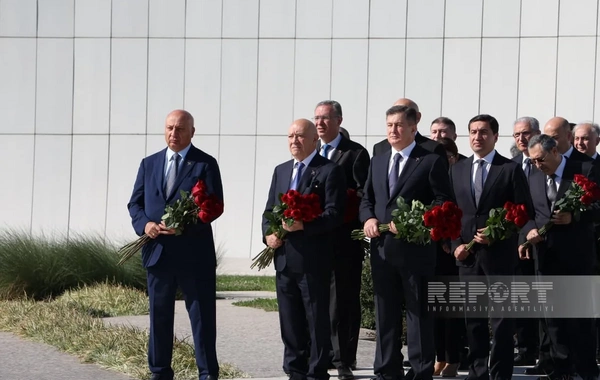 Dövlət və hökumət rəsmiləri Bakıdakı Zəfər parkında olublar