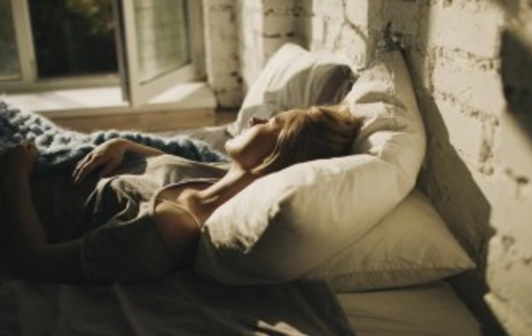 Названа неочевидная причина остановки дыхания во сне