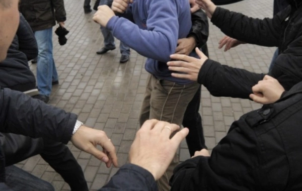 İşdən çıxarılmasına səbəb olan şəxsi küçədə döydü