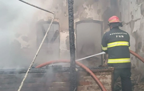 Gəncədə bir-birinə bitişik evlərdə baş verən YANĞIN SÖNDÜRÜLDÜ