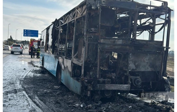 Saray postunun yaxınlığında marşrut avtobusu yanıb