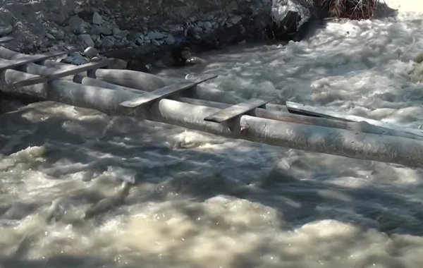 Körpü dağıldı, kənd iki yerə bölündü: Balalarımı su aparıb
