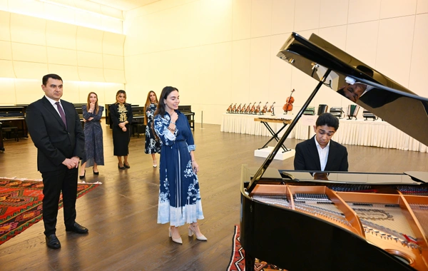 Heydər Əliyev Fondunun dəstəyi ilə alınan musiqi alətlərinin təqdimatı olub Heydər Əliyev Fondunun dəstəyi ilə alınan musiqi alətlərinin təqdimatı olub