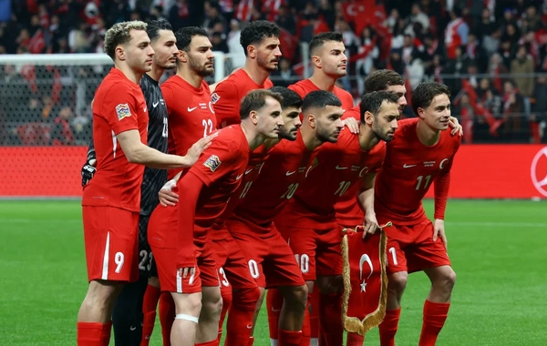 Türkiyə millisinin futbolçusu zədələnərək meydançanı tərk etdi