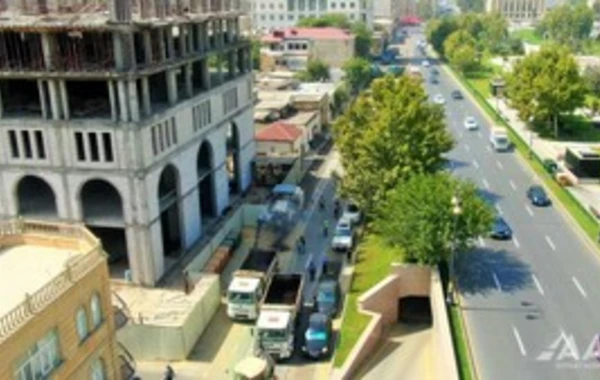 Bakının Mirzəağa Əliyev küçəsində təmir işləri aparılır