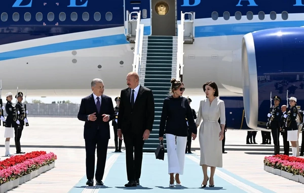 Azərbaycan ilə Özbəkistan prezidentləri və birinci xanımlar Kuksaroy Dövlət İqamətgahında birgə foto çəkdiriblər