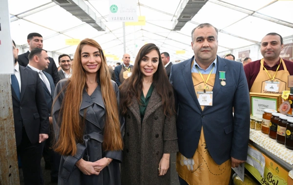 Leyla Əliyeva və Arzu Əliyeva arıçılıq məhsullarının sərgi-satış yarmarkasını ziyarət ediblər