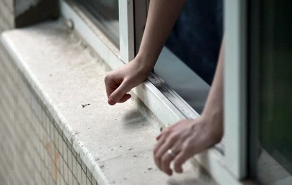 Telefonunu tutmaq istədi, müvazinətini itirdi: Gəncədəki dəhşətli hadisənin TƏFƏRRÜATI