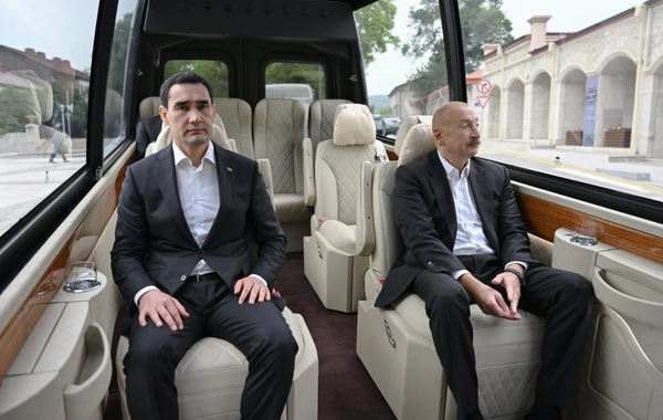 Prezidentlər Şuşada Azərbaycanın tanınmış şəxsiyyətlərinin işğal dövründə güllələnmiş büstlərinə baxıblar
