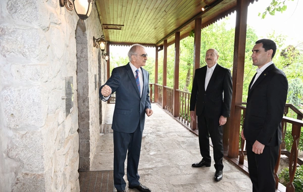 İlham Əliyev və Sərdar Berdiməhəmmədov Şuşada Bülbülün ev-muzeyində olublar