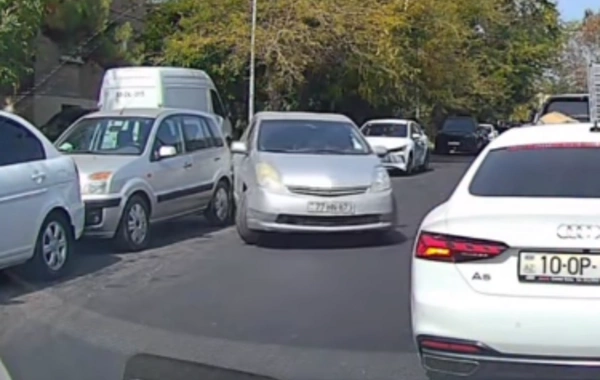 Prius manevr edərkən hadisə törədib, qaçdı