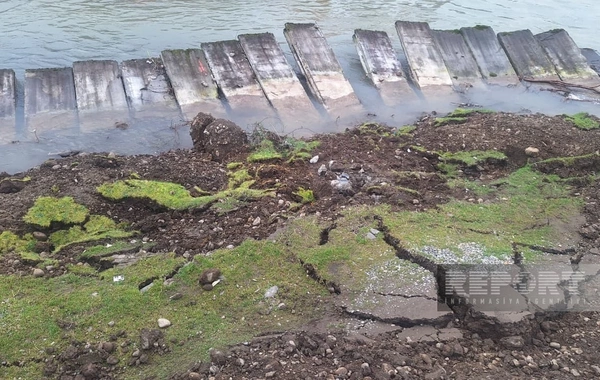 Azərbaycanda torpaq sürüşməsi olub