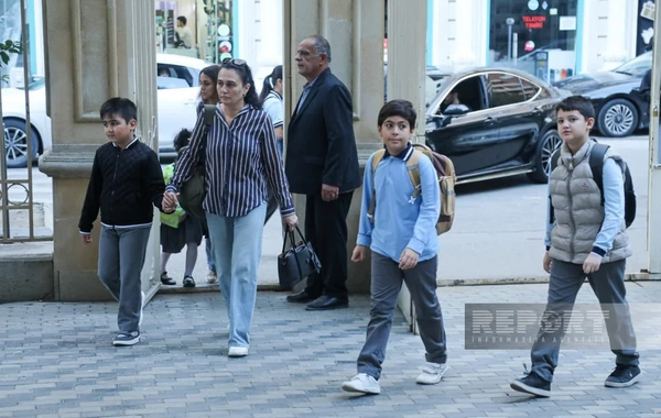 Bakıda 53 nömrəli tam orta məktəbdə vahid məktəbli geyimi ilə bağlı qərarın icrasına nəzarət olunur