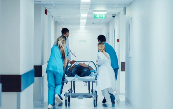 Qalada avtomobilin vurduğu 18 yaşlı şəxs xəstəxanada ölüb