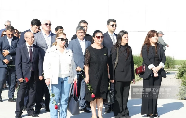 Dövlət və hökumət rəsmiləri Bakıdakı Zəfər parkında olublar