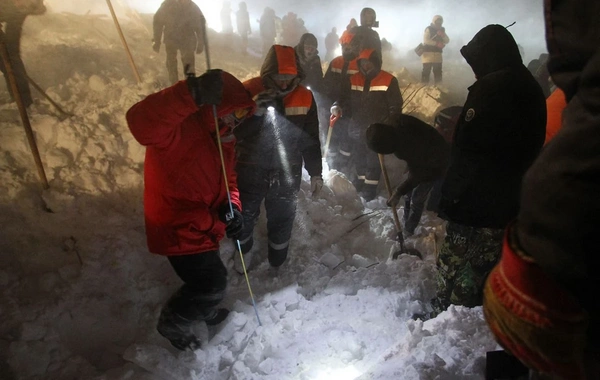 Женщина с ребенком оказались под снегом из-за схода лавины в Дагестане