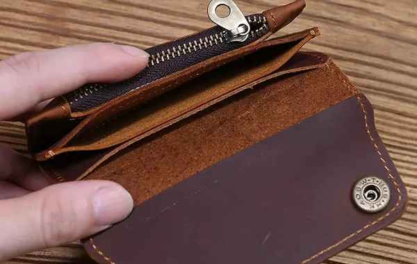 Salyanda xoşagəlməz hadisə: Pulu itdiyi üçün şagirdin pulqabısını yoxlayan müəllim CƏZALANDIRILDI