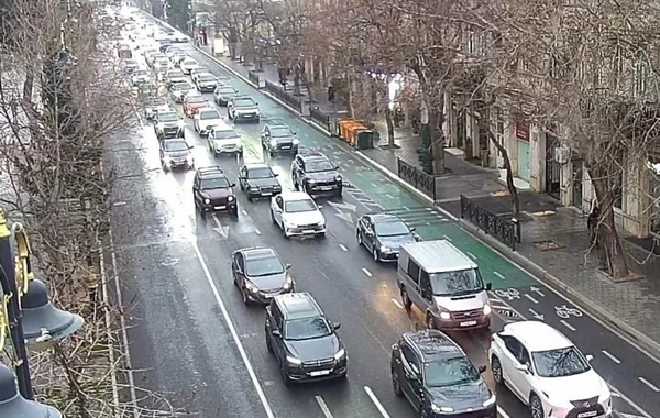 Bakıda 15 istiqamətdə tıxac müşahidə olunur