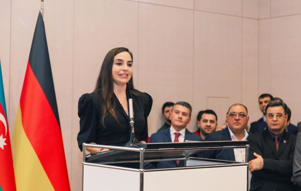 Лейла Алиева и Арзу Алиева приняли участие в открытии выставки МАМА "Мать-природа" в Берлине