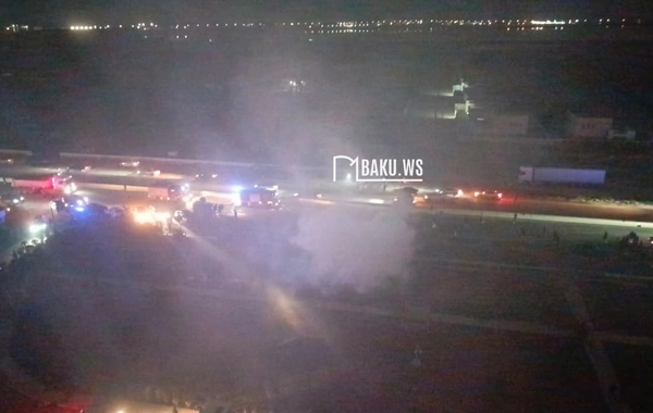 Lökbatanda qəzaya uğrayan maşın YANDI