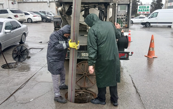Bakıda bir sıra küçələr yağış sularından təmizlənir