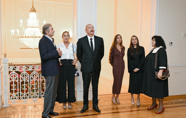 Prezident İlham Əliyev, birinci xanım Mehriban Əliyeva və ailə üzvləri Mənim Abşeronum: Üstə gəl adlı retrospektiv sərgi ilə tanış olublar