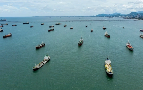 İran Hörmüz boğazını tamamilə bağlamaqla hədələyib
