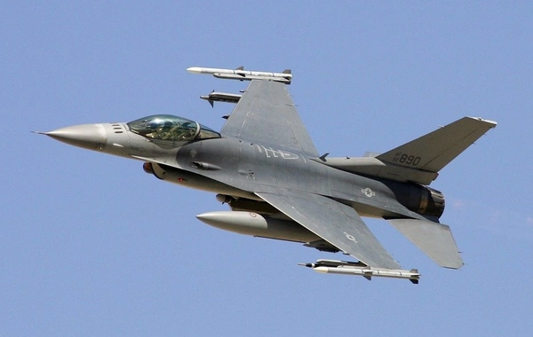 Müdafiə naziri: Danimarka vəd edilən F-16ların böyük hissəsini Ukraynaya təhvil verib