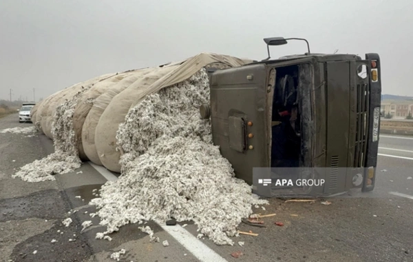 Bakı-Qazax yolunda pambıqla dolu maşın aşıb