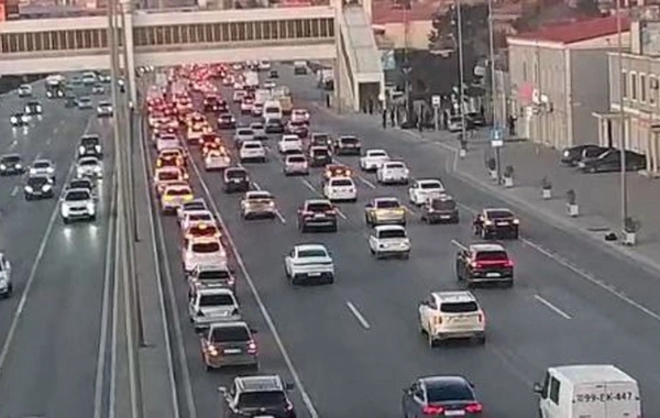 Paytaxtın bir sıra yollarında tıxac yaranıb