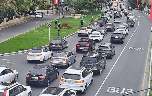 Bakının bir sıra yollarında tıxac yaranıb