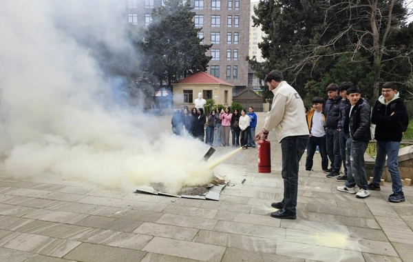 FHN Bakıda yerləşən kollecdə təlim keçirib