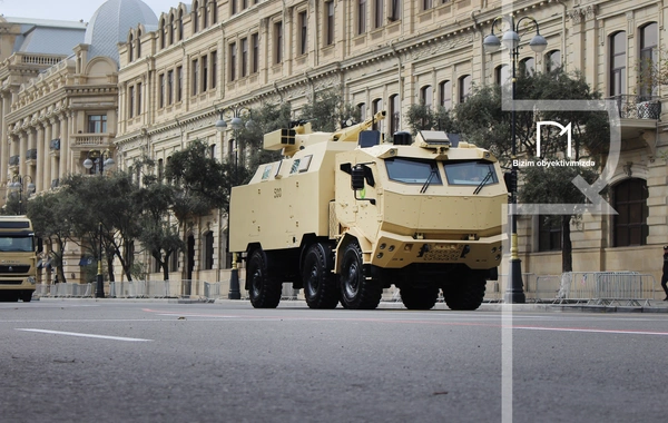 В Баку прошел марш военнослужащих в честь Дня Победы