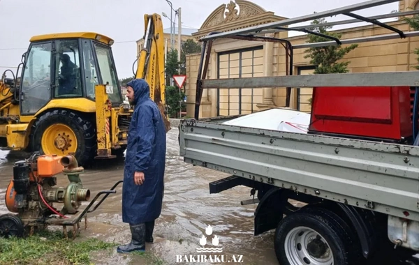 BŞİH: Yağışa görə təhlükəli vəziyyətdə olan bəzi yaşayış məkanlarının sakinləri müvəqqəti hotellərə yerləşdirilib